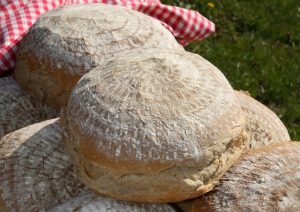 Frisch gebackene Brotlaibe