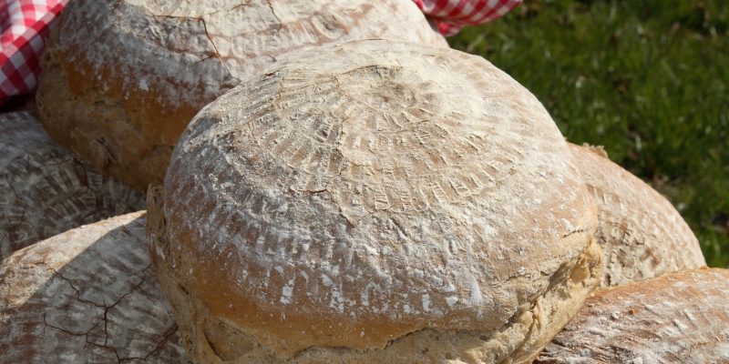 Frisch gebackene Brotlaibe