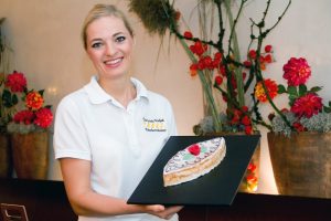 Bäcker- und Konditormeisterin Julia Holzner mit einem Seelenwecken