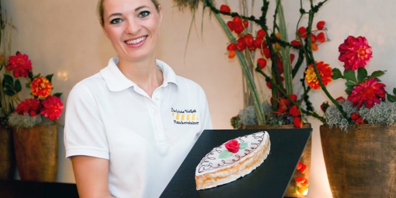 Bäcker- und Konditormeisterin Julia Holzner mit einem Seelenwecken