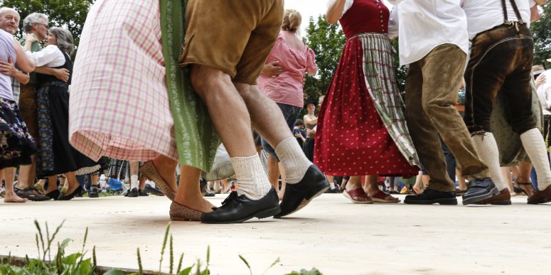 Tanzpaare beim Zwiefachen-Tanzen