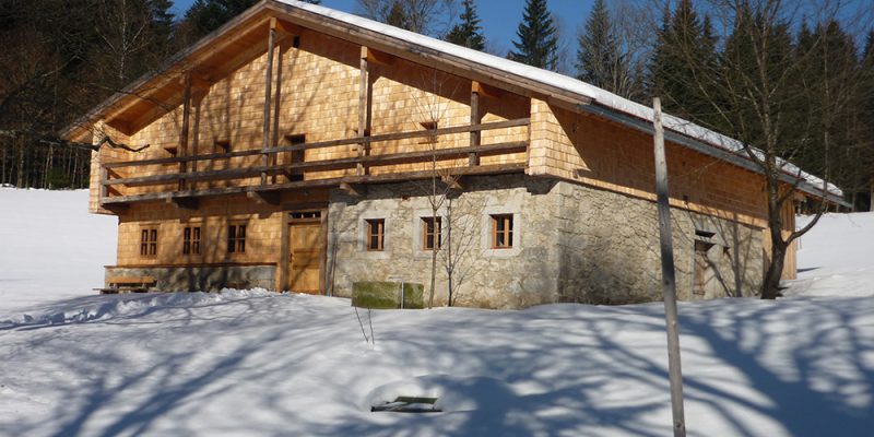 Renoviertes Waldlerhaus im Schnee