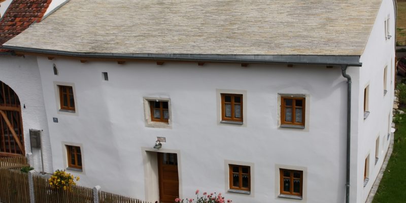 Jurahaus mit Kalkplattenbach in Oberndorf bei Bad Abbach