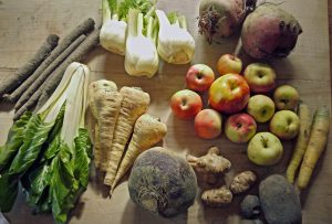 Auswahl an Wurzelgemüse und Obst