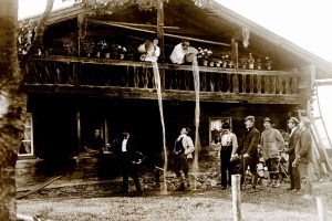 Historische Aufnahme von Pfingstsingern im Bayerischen Wald