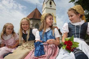 Mädchen mit Kindergoldhauben aus Mittich