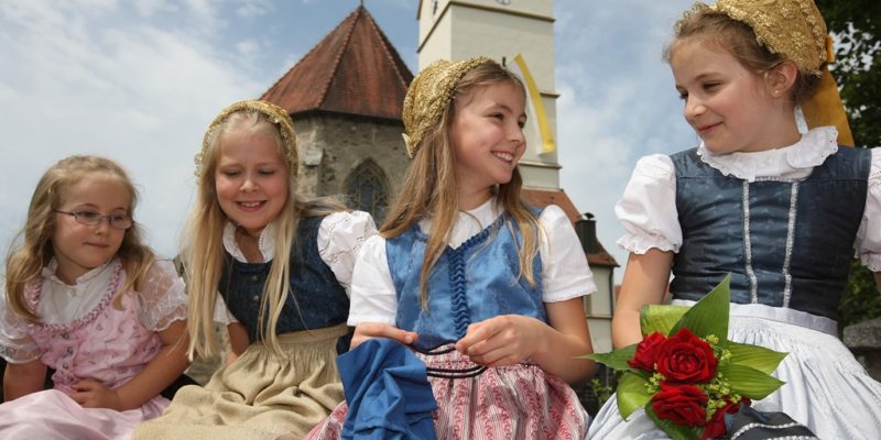 Mädchen mit Kindergoldhauben aus Mittich