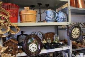 Eine Sammlung von Requisiten wie Uhren, Kannen usw.