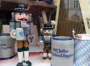 Schaufenster mit Bayern-Souvenirs