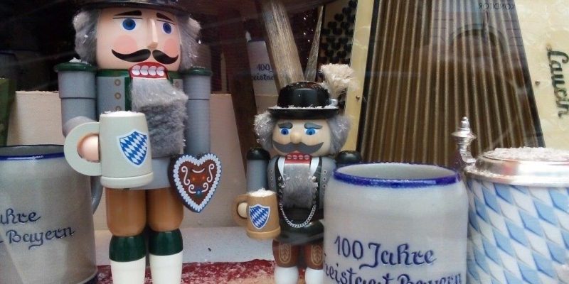 Schaufenster mit Bayern-Souvenirs