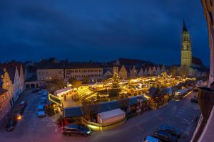 Blick auf den Landshuter Christkindlmarkt bei Nacht