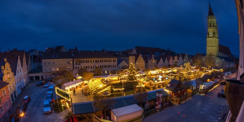 Blick auf den Landshuter Christkindlmarkt bei Nacht