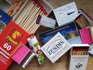 Sortiment von Zündholzschachteln und -briefchen