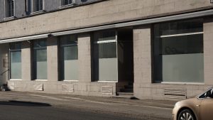 Fensterfront eines leer stehenden Gebäudes