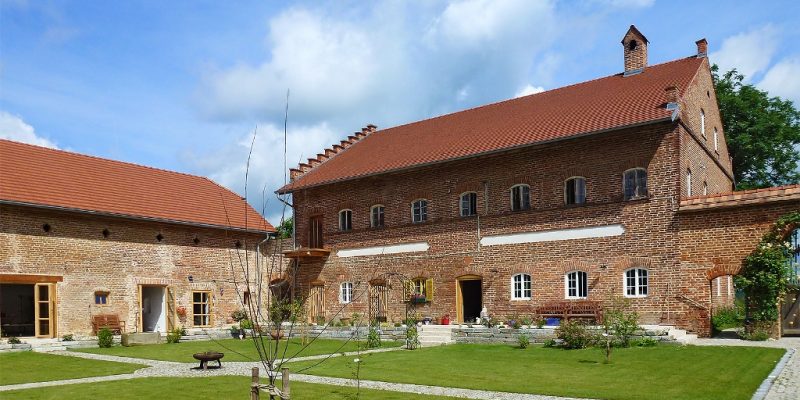 Ein Blankziegel-Vierseithof im Rottal