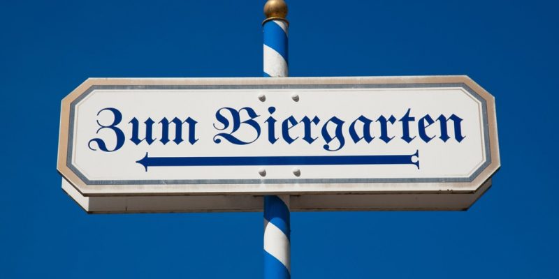 Schild mit der Aufschrift Biergarten