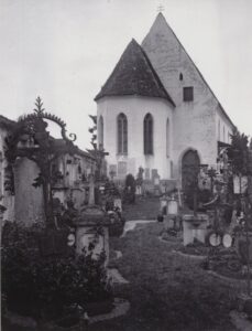 Friedhof St. Peter mit Totenkapelle, wohl vor 1900 (Stadtarchiv Straubing FS Hanns Rohrmayr 1632)