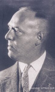 Foto von Gregor Strasser. Gregor Strasser war einer der wichtigsten nationalsozialistischen Politiker in der Weimarer Republik. Ende des Jahres 1932 brach er mit Adolf Hitler und zog sich aus der Politik zurück. Am 30.06.1934 wurde er von SS-Schergen ermordet. (StadtA Landshut Fotosammlung Nr. 557).