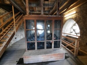 Uhrwerk der Regensburger Fa. Rauscher, eingebaut 1880, stillgelegt 1986 (Foto Dorit-Maria Krenn)